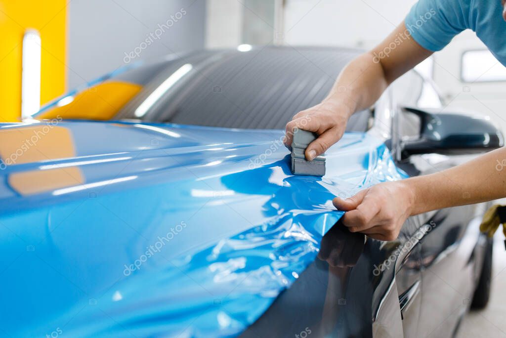 Fahrzeug mit frischer Beschriftung vor der Werkstatt